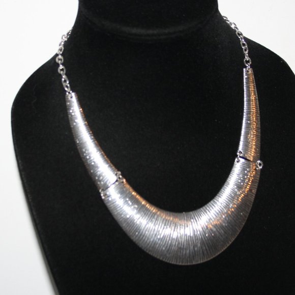 Beautiful silver statement bib style necklace 18-20" - Picture 2 of 4